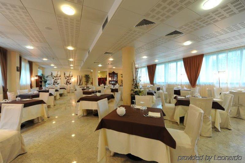 Hotel Parisi Нікеліно Ресторан фото